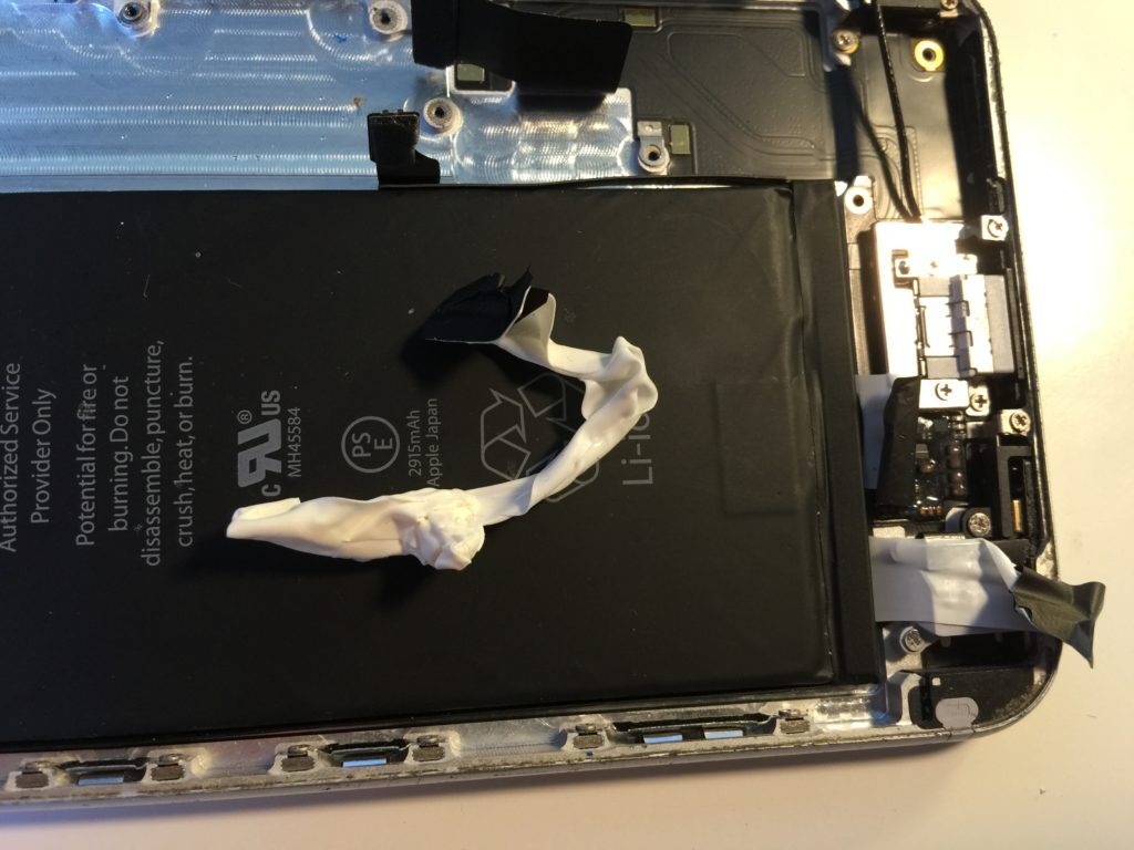 Процесс отклеивания батареи Iphone 6 и 6S