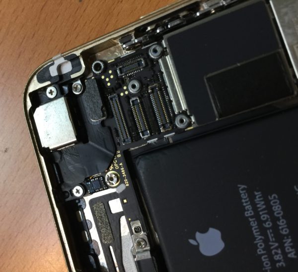 задняя камера iphone 6 внутри разобранного телефона