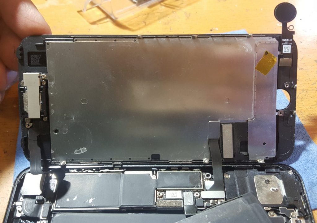Вскрытие Iphone 7 для замены динамика