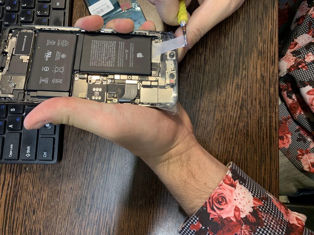 Удаление скотча из под аккумулятора iPhone XS Max