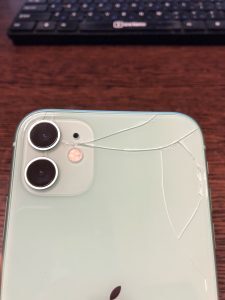 разбилось заднее стекло iphone 11