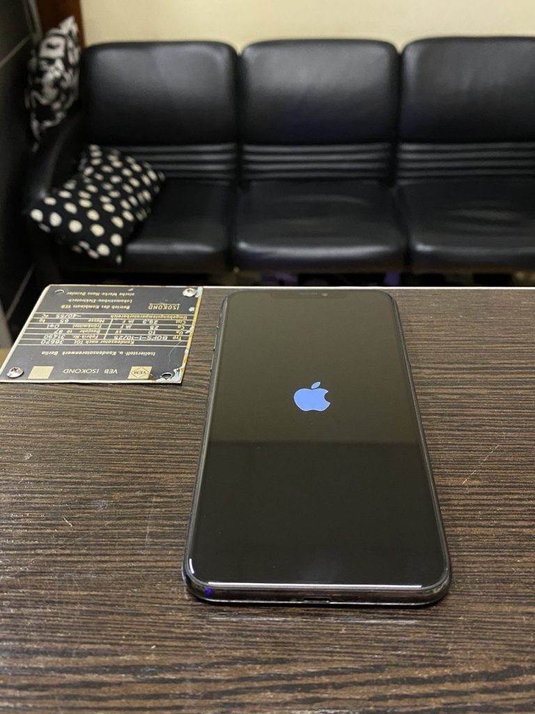 iphone перезагружается на яблоке