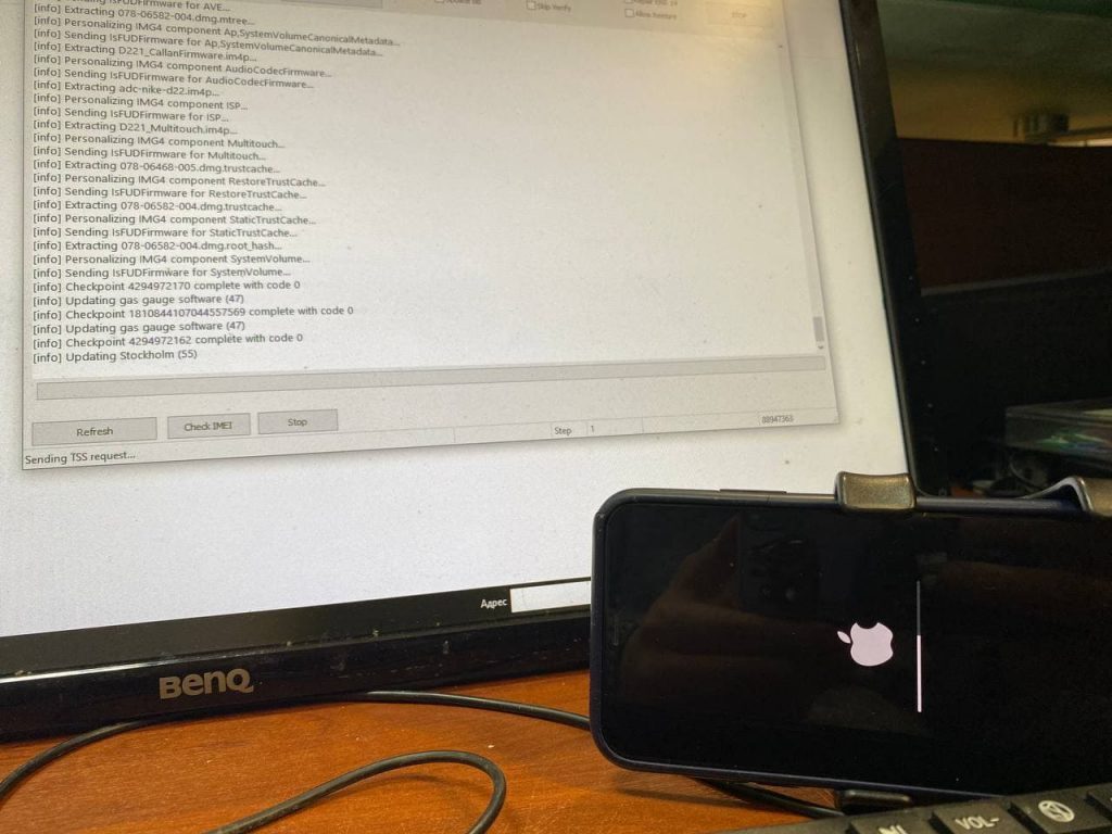 iPhone завис на яблоке. Ремонт в Москве.