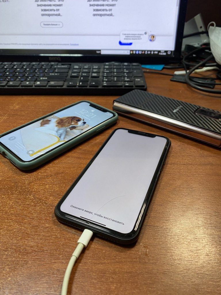 iPhone висит на яблоке и перезагружается
