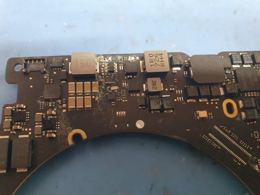 Вода попала внутрь ноутбука macbook